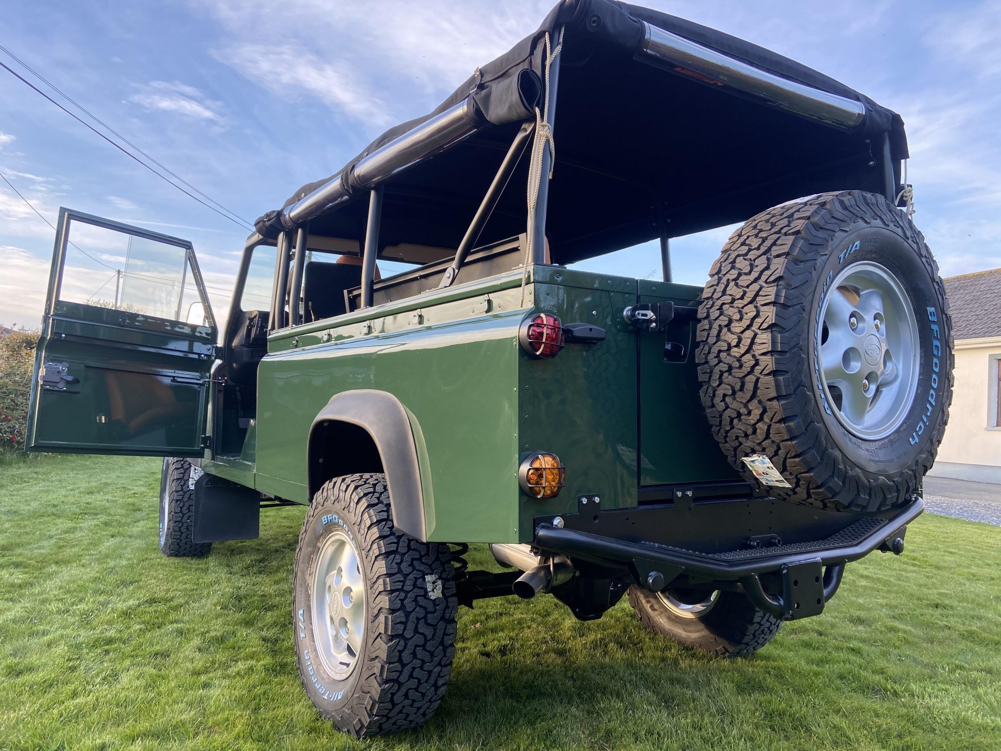 Land Rover Defender Beach Runner Sesame Cars