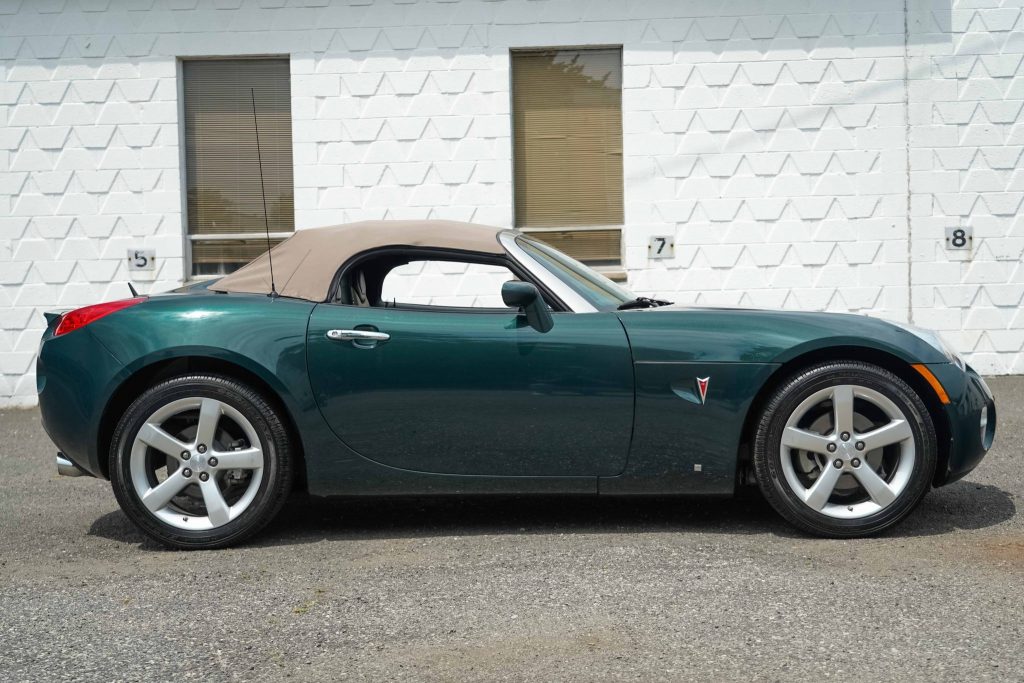 17k-Mile 2008 Pontiac Solstice 5-Speed